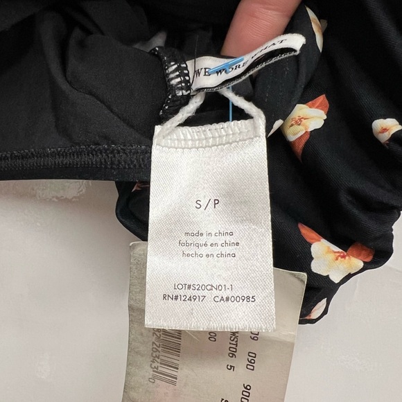 WeWoreWhat Floral Puff-Sleeve Bikini Set
Top & Bottom have different sizes!
#NWT - Picture 6 of 7